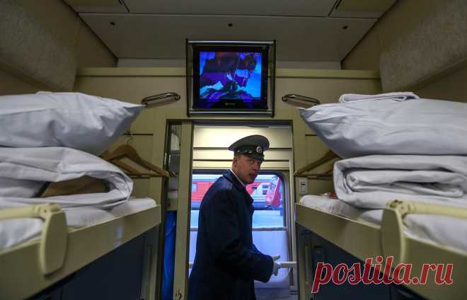 В РЖД разъяснили, в каких случаях пассажиры с верхних полок могут переместиться на нижние Занять место, не соответствующее указанному в билете, можно только с согласия попутчика, который оплатил проезд на этом месте