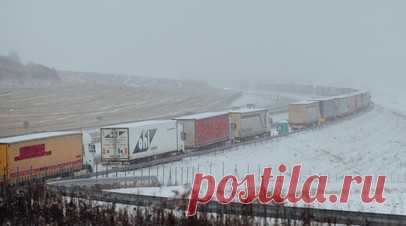 Украина начала ввозить фуры на поездах в объезд протестующих поляков. Фуры, заблокированные на границе в Польше из-за протестов, начали вывозить на контрейлерных поездах. Читать далее
