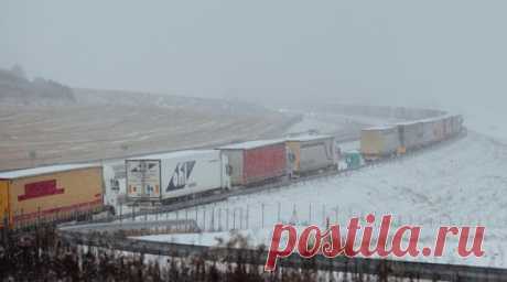 Украина начала ввозить фуры на поездах в объезд протестующих поляков. Фуры, заблокированные на границе в Польше из-за протестов, начали вывозить на контрейлерных поездах. Читать далее