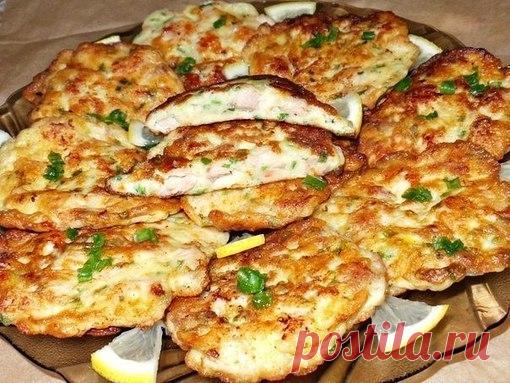 Куриные котлетки по-французски

Они настолько вкусные,нежные и сочные,что просто тают во рту.А если добавить сметану,то они будут очень нежными,невероятно аппетитными и вкусными!Приготовить их очень легко,быстро и совсем просто.

Ингредиенты:
Куриное филе (куриные грудки) — 1 кг. (4 шт.)
Яйцо куриное — 3-4 шт.
Сметана — 3-4 ст. ложки
Мука —3-4 ст.ложки

Чеснок — 3 зубчика
Зелёный лук по вкусу
Соль, перец, подсолнечное масло.
Приготовление:
Куриное филе вымыть и обсушить.Ра...