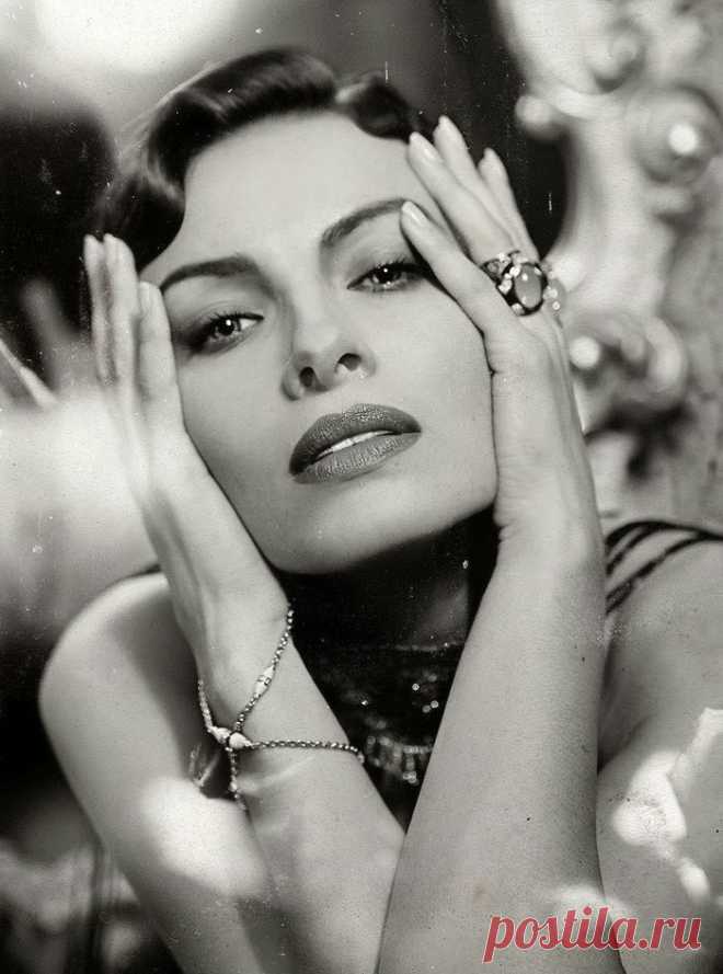 Надежда Грановская (Nadezhda Granovskaya) в черно-белой фотосессии в стиле ретро