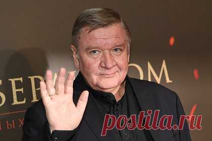 Роман Мадянов ушел из Театра Маяковского после 20 лет работы. Роман Мадянов ушел из Театра Маяковского после 20 лет работы. «Не могу назвать точную причину. Наверное, время настолько стремительно пошло вперед, и я понял: "Ну что сидеть? Какие дальше перспективы?" Если сравнивать со спортсменами: научились мы прыгать на полтора метра, а дальше что?» — прокомментировал актер.