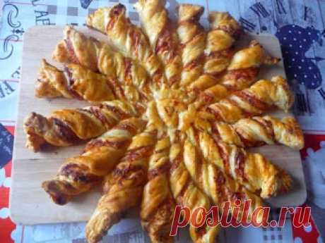 Самые вкусные рецепты: Слоеный пирог "Солнце" с ветчиной и сыром