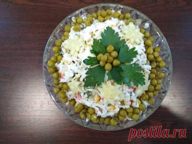 Новогодний салат с крабовыми палочками - Простые рецепты Овкусе.ру