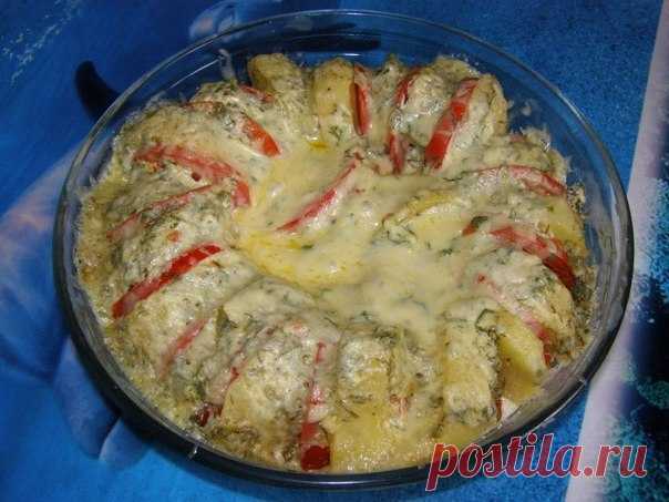Картофель, запечённый с помидорами в микроволновке