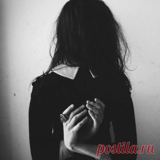 Все говорят, что быть в одиночестве - это так грустно.
А я люблю одиночество. 
Люблю тишину, спокойствие. 
Люблю эту грусть.