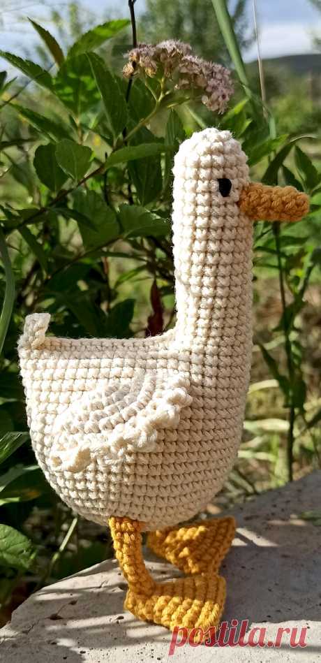 PDF Гусёнок крючком. FREE crochet pattern; Аmigurumi toy patterns. Амигуруми схемы и описания на русском. Вязаные игрушки и поделки своими руками #amimore - гусь, маленький гусёнок.