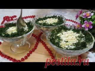 Салат ,,Изумрудная прелесть,, нравится ВСЕМ!!! Сразите гостей этим салатом и подачей! Ингредиенты:Куриное филе - 300 - 400 грЛук красный - 1 штСыр твёрдый - 70 грУкроп - 1 пучокПомидоры (мякоть убираем) - 2 штСоль по вкусуЯйца - 2-3 штМайонез -  по вкусуКиви - 2-3 штГранат (зёрна) - 1 ст.л