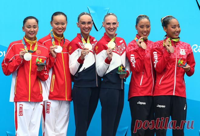 Китаянки Сюэчэнь Хуан и Вэньянь Сунь (серебро), Наталья Ищенко и Светлана Ромашина (золото) и японки Юкико Инуи и Рисако Мицуи (бронза) во время церемонии награждения. © Станислав Красильников /ТАСС. Подробнее на ТАСС: http://tass.ru/sport/3543574  |  ТАСС: Спорт - Синхронистки Светлана Ромашина и Наталья Ищенко завоевали золото ОИ-2016