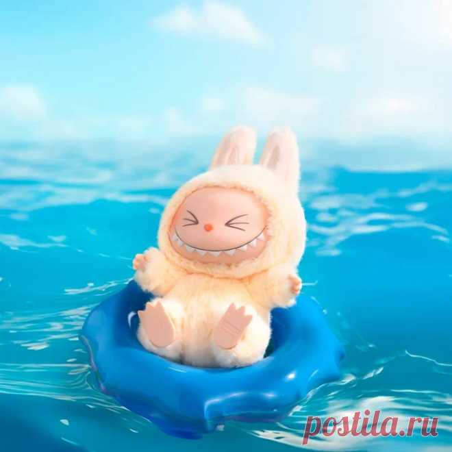 Labubu SISI 
Поймайте уют! Этот невероятно милый Labubu SISI из серии Pop Mart «Have a Seat» притаился на крошечном стульчике. Облаченный в нежнейшие оттенки солнечного желтого, брелок сочетает роскошь искусственной кожи с теплом высококлассного плюша. Больше, чем просто аксессуар – это желанный трофей для истинного ценителя Labubu или изысканный сюрприз, который завоюет сердце.
оригинал купить недорого в Москве и России