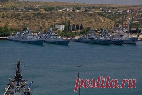 В Крыму отражают возможную атаку подводных сил ВСУ. Какую роль сыграли украинская разведка и ЦРУ в терактах в России?. В Черном море идет бой российского флота с подводными диверсионными силами и средствами Вооруженных сил Украины (ВСУ). Об отражении возможной атаки сообщил губернатор Севастополя Михаил Развожаев. Ранее он назвал ложью и хайпом информацию о взрывах в городе и работе системы ПВО.