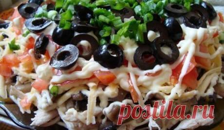 Слоёный салат с курицей и жареными шампиньонами