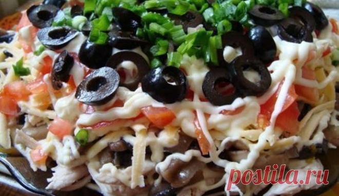 Слоёный салат с курицей и жареными шампиньонами