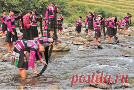 В деревне Huangluo в Китае у всех женщин длинные черные волосы. Даже у самых пожилых. Как им удается сохранять волосы здоровыми до глубокой старости читайте дальше в статье.