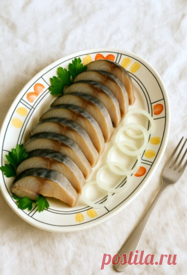 Рецепт малосольной скумбрии домашнего посола
Малосольная скумбрия получается мягкой, нежной и ароматной, если выдержать правильный баланс соли, специй и времени. Такой способ подходит для приготовления сразу двух тушек, чтобы рыба равномерно промариновалась и приобрела насыщенный вкус.