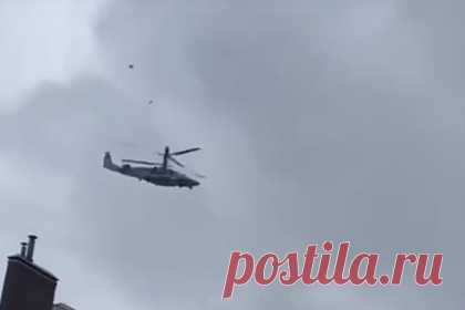 Видео обстрела жилых домов в Мариуполе оказалось недостоверным. В сети получило распространение видео, на котором видно, как военная авиация пролетает над жилыми домами, оставляя за собой в воздухе светящиеся следы. Несколько Telegram-каналов сообщили, что на видео — обстрел российской авиацией домов в Мариуполе. При проверке оказалось, что на видео запечатлены тепловые ловушки.