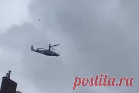 Видео обстрела жилых домов в Мариуполе оказалось недостоверным. В сети получило распространение видео, на котором видно, как военная авиация пролетает над жилыми домами, оставляя за собой в воздухе светящиеся следы. Несколько Telegram-каналов сообщили, что на видео — обстрел российской авиацией домов в Мариуполе. При проверке оказалось, что на видео запечатлены тепловые ловушки.