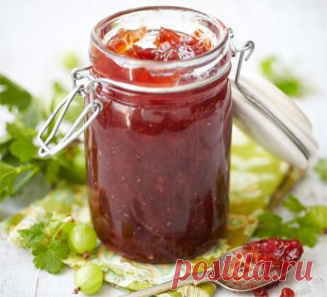Колючий невзрачный куст крыжовника дает очень вкусные и полезные плоды. В зависимости от сорта, цвет ягодок может быть изумрудно-зеленым, красным или темно бордовым. Плоды крыжовника отличаются большим количеством витаминов, а низкое содержание калорий делает эту ягоду прекрасным диетическим продуктом. Что же готовят из крыжовника? Основные заготовки – это желе, варенья, джемы и повидла. Вкусный джем из крыжовника довольно просто сделать самостоятельно. Обо всех способах п...