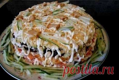 Салат «Вкусняшка»
Ингредиенты:
- 200 гр консервированных грибов (опята либо шампиньоны)
- 250 гр куриного филе
- 150 гр ветчины
- 2 перца (сладкого)
- 250 гр консервированных ананасов
- 40 гр изюма
- 40 гр грецких орехов
- щепотка соли
- 1 пачка майонеза
Приготовление:
1. Готовка заключается в нарезке необходимых ингредиентов и заправка их майонезом.
2. Для салата консервированные грибы нарезаем тоненькой соломкой.
3. Отвариваем куриное филе до готовности и также нарезаем соломкой.
4. Перец чи