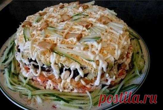 Салат «Вкусняшка»
Ингредиенты:
- 200 гр консервированных грибов (опята либо шампиньоны)
- 250 гр куриного филе
- 150 гр ветчины
- 2 перца (сладкого)
- 250 гр консервированных ананасов
- 40 гр изюма
- 40 гр грецких орехов
- щепотка соли
- 1 пачка майонеза
Приготовление:
1. Готовка заключается в нарезке необходимых ингредиентов и заправка их майонезом.
2. Для салата консервированные грибы нарезаем тоненькой соломкой.
3. Отвариваем куриное филе до готовности и также нарезаем соломкой.
4. Перец чи