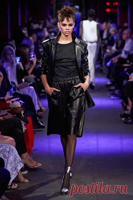 Шоу на заброшенной станции метро и инопланетные топы: как прошел показ Tom Ford | VestiNewsRF.Ru