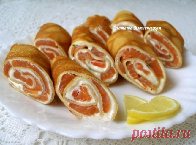 Рулетики из блинов с лососем.