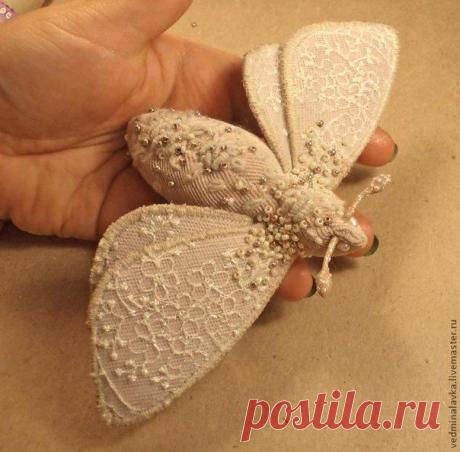 Великолепная брошь-бабочка из кружева и бисера