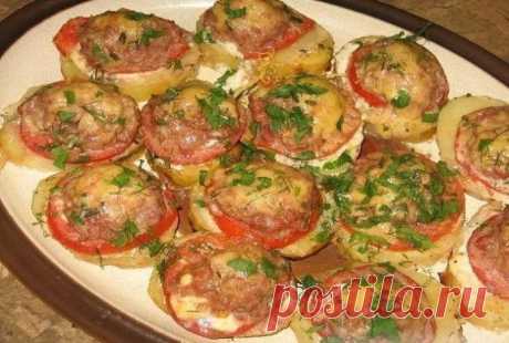 Оригинальный и сытный ужин - Картофель, запеченный с мясом и помидорами