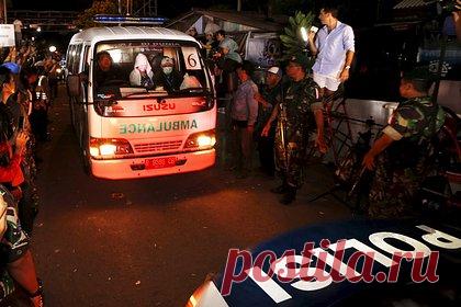 Женщина подкараулила предложившего развод мужа и облила его кипятком со спины. 28-летнюю индонезийку Рахиму Нисву приговорили к восьми месяцам тюрьмы за намеренное нанесение вреда здоровья мужу. После того как мужчина объявил о желании развестись, женщина приехала в Сингапур, где он работал, подстерегла его у дома и выплеснула на спину кипяток из термоса. Мужчина получил серьезные ожоги.