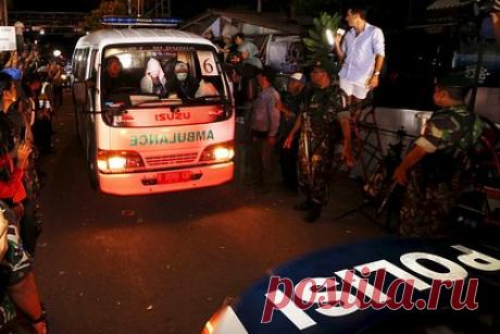 Женщина подкараулила предложившего развод мужа и облила его кипятком со спины. 28-летнюю индонезийку Рахиму Нисву приговорили к восьми месяцам тюрьмы за намеренное нанесение вреда здоровья мужу. После того как мужчина объявил о желании развестись, женщина приехала в Сингапур, где он работал, подстерегла его у дома и выплеснула на спину кипяток из термоса. Мужчина получил серьезные ожоги.