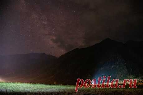 Составлена карта пыли Млечного Пути. Российские специалисты из Московского физико-технического института составили карту пыли Млечного Пути. В ходе исследования ученые наблюдали искажения, которые формируют сверхмассивные черные дыры в ядрах галактик, находящихся на периферии Млечного Пути. Всего исследователи зафиксировали 8,9 тысячи квазаров.