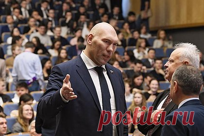 Валуев рассказал о походе в военкомат после получения повестки. Бывший чемпион мира по боксу, депутат Госдумы Николай Валуев рассказал о походе в военкомат после получения повестки. Повестка пришла Валуеву из комиссариата Санкт-Петербурга. Депутат заявил, что его просили уточнить данные. Валуев рассказал о получении повестки в военкомат 29 сентября.