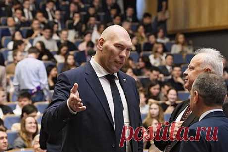 Валуев рассказал о походе в военкомат после получения повестки. Бывший чемпион мира по боксу, депутат Госдумы Николай Валуев рассказал о походе в военкомат после получения повестки. Повестка пришла Валуеву из комиссариата Санкт-Петербурга. Депутат заявил, что его просили уточнить данные. Валуев рассказал о получении повестки в военкомат 29 сентября.