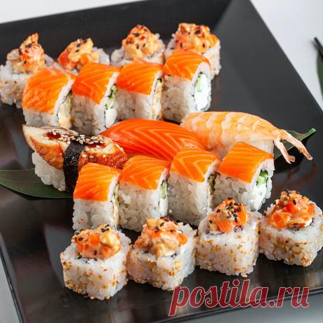 Секреты и тонкости приготовления суши от шеф-повара - Roll Club Японский шеф-повар Йоши Фудзивара рассказал, как приготовить настоящие суши — роллы, нигири и урамаки с тунцом — пошаговый рецепт.