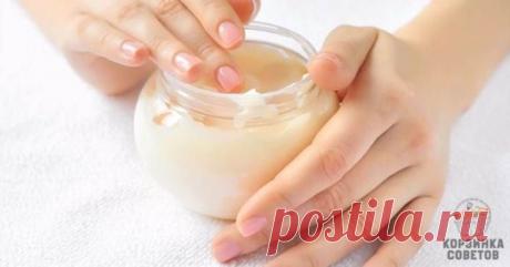 Яичная маска для рук

Очень эффективна при стареющей и морщинистой коже рук. Просто вотрите на ночь в кожу смесь из 1 желтка, 1 столовой ложки меда и 1 чайной ложки овсяной муки и наденьте тканевые перчатки. Утром руки станут мягкими, морщинки разгладятся.

Медовая маска для рук

Маска смягчает руки, делает кожу более нежной. Смешайте 15 г пчелиного меда, 25 г миндального или оливкового масла, яичный желток и несколько капель сока лимона. Нанесите получившуюся смесь на рук...