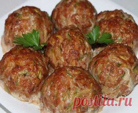 Ай-да вкуснятина!!! Греческие тефтели с кабачками. Попробуй и убедись! Просто потрясающий рецепт ! Возьмите себе на заметку!
Греческие тефтели с кабачками «Кефтедес» средиземноморские тефтели из мясного фарша с овощами, которые подают как в горячем, так и в холодном виде с соусом «Цацики». В оригинале их жарят, но мне больше нравятся в запеченном виде.
Ингредиенты:
600 г мясного фарша
2-3 молодых кабачка
2 яйца
1 луковица
3-4 зубчика чеснока
2 столовые ложки томатной пасты...