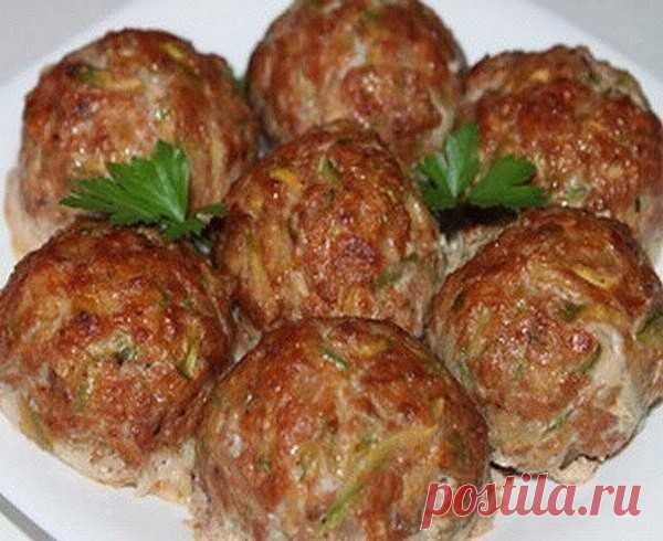 Ай-да вкуснятина!!! Греческие тефтели с кабачками. Попробуй и убедись! Просто потрясающий рецепт ! Возьмите себе на заметку!
Греческие тефтели с кабачками «Кефтедес» средиземноморские тефтели из мясного фарша с овощами, которые подают как в горячем, так и в холодном виде с соусом «Цацики». В оригинале их жарят, но мне больше нравятся в запеченном виде.
Ингредиенты:
600 г мясного фарша
2-3 молодых кабачка
2 яйца
1 луковица
3-4 зубчика чеснока
2 столовые ложки томатной пасты...