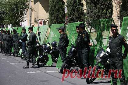 В Стокгольме снова сожгли Коран. Разрешенная столичной полицией акция сожжения Корана в очередной раз прошла недалеко от здания парламента в Стокгольме. Ее организаторами снова стали выходцы из Ирака Салван Момика и Салван Наджем, в отношении которых уже возбуждено уголовное дело по факту разжигания вражды.