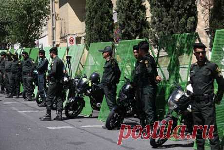 В Стокгольме снова сожгли Коран. Разрешенная столичной полицией акция сожжения Корана в очередной раз прошла недалеко от здания парламента в Стокгольме. Ее организаторами снова стали выходцы из Ирака Салван Момика и Салван Наджем, в отношении которых уже возбуждено уголовное дело по факту разжигания вражды.