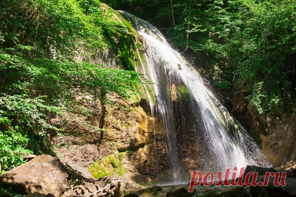Журчащий водопад Джур Джур