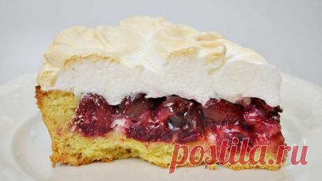 Тающий во рту супер-пирог «Вишня под снегом» Ингредиенты (для формы 20-22 см):

Для теста:




 	150 г сливочного мягкого масла (маргарина)
 	2 ст. л. сахара
 	щепотка соли
 	3-4 желтка (у меня 3 средних)
 	1 ч. л. разрыхлителя
 	примерно 2 стакана муки (возможно больше)

Для начинки:

 	500 г вишни
 	1 ст. л. крахмала
 	1,5-