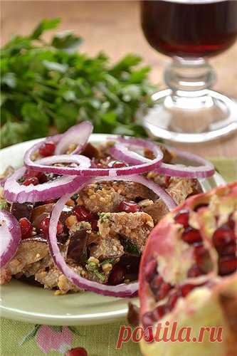 Пхали из баклажанов Тут по желанию, можно не печь бакланы в духовке, а нарезать их пластинами и обжарить в растительном масле на сковороде. 5-6 порций 1-1,2 кг баклажанов 100 г грецких орехов 1-2 красные луковицы 3 зубчика чеснока пучок кинзы половина граната  ч.л. уцхо-сунели  ч.л. молотого кориандра…