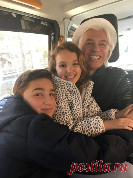 Пользователь Denise Trujillo сохранил этот пин на доску «Dmitri Hvorostovsky»
Dmitri Hvorostovsky and his beautiful children. Via Florence's Facebook   |  Pinterest