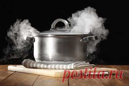 Врач предостерегла от популярного народного метода лечения простуды. Замена небулайзеров при ОРИ (острой респираторной инфекции) и бронхите ингаляциями горячим паром над картошкой или травяными отварами опасна, рассказала педиатр Юлианна Шабатура. По словам Шабатуры, горячий пар при вдыхании может вызвать отек слизистой дыхательных путей или кожи.