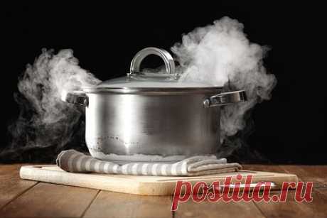 Врач предостерегла от популярного народного метода лечения простуды. Замена небулайзеров при ОРИ (острой респираторной инфекции) и бронхите ингаляциями горячим паром над картошкой или травяными отварами опасна, рассказала педиатр Юлианна Шабатура. По словам Шабатуры, горячий пар при вдыхании может вызвать отек слизистой дыхательных путей или кожи.