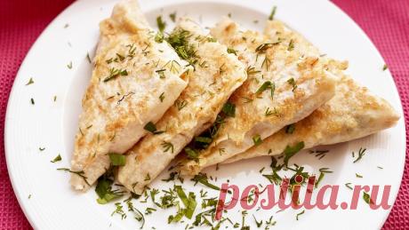 Конвертики из лаваша на сковороде с курицей и сыром за 10 минут Вкусная закуска из лаваша всего за 10 минут! Готовим дома треугольнички с нежной сочной начинкой из курицы и сыра. Это очень вкусно, готовится просто и нравится абсолютно всем! Быстрый завтрак, обед или ужин. А также можно подавать такое блюдо на праздничный стол. Забирайте рецепт в свою...