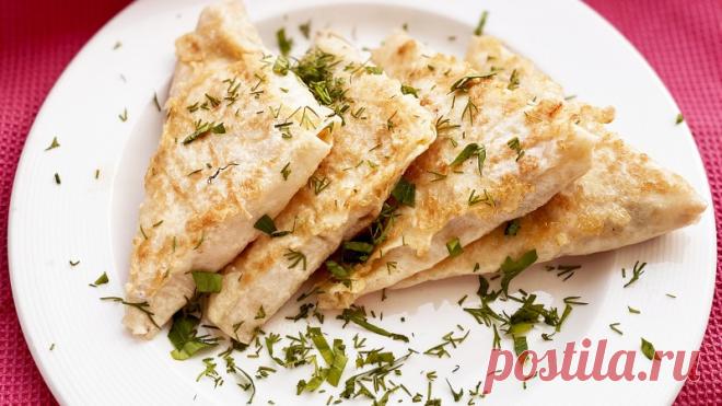 Конвертики из лаваша на сковороде с курицей и сыром за 10 минут Вкусная закуска из лаваша всего за 10 минут! Готовим дома треугольнички с нежной сочной начинкой из курицы и сыра. Это очень вкусно, готовится просто и нравится абсолютно всем! Быстрый завтрак, обед или ужин. А также можно подавать такое блюдо на праздничный стол. Забирайте рецепт в свою...