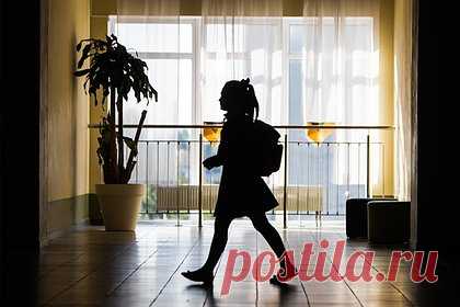 Юная россиянка совратила школьницу в съемной квартире. В Петербурге полицейские задержали 18-летнюю приезжую, совратившую школьницу в съемной квартире. Задержанная является жительницей Краснодарского края, которая приехала в Северную столицу. По версии следствия, юная россиянка пригласила семиклассницу в квартиру, которую арендовала в доме на улице Политрука Пасечника.