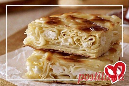 Ачма с творогом  
  
Блюдо наивкуснейшее!
Ингредиенты:
Лаваш армянский - 2 шт.
Творог 0% - 500 гр.
Сыр Сулугуни - 200 гр.
Кефир 3.2% - 400 мл.
Укроп - 40 гр.
Соль - 1 ч. л.
Приготовление:
1. На крупной терке измельчить сыр, добавить его к творогу, посолить и хорошо перемешать. Нарезать лаваш на одинаковые по размеру пласты. Выложить первый лист лаваша на глубокий противень и смазать кефиром.
2. Выложить творожно-сырную начинку. Следующий лист лаваша вымочить в кефире, аккура