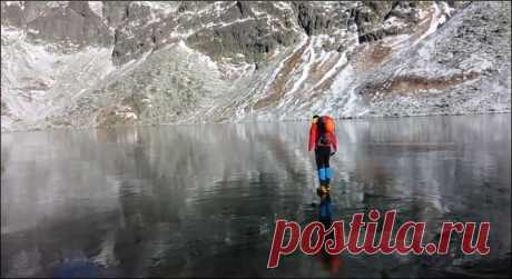 Прогулка по замерзшему озеру с кристально чистой водой | Прикол.ру — приколы, картинки, фотки и розыгрыши!